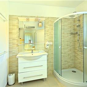 4 bedroom villa with pool near Sveti Lovrec, sleeps 8